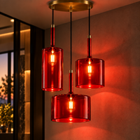 Suspension en Verre Rouge — Une pièce sculpturale qui attire le regard